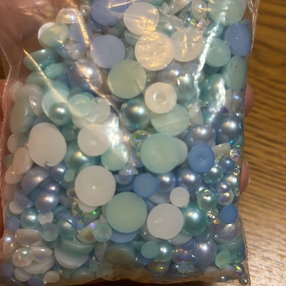 Loose resin rhinestones and pearls. - Picture 2 of 6